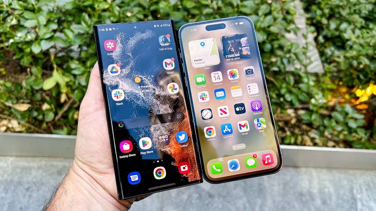 Samsung Galaxy S22 Ultra vs iPhone 14 Pro Max কে এগিয়ে?