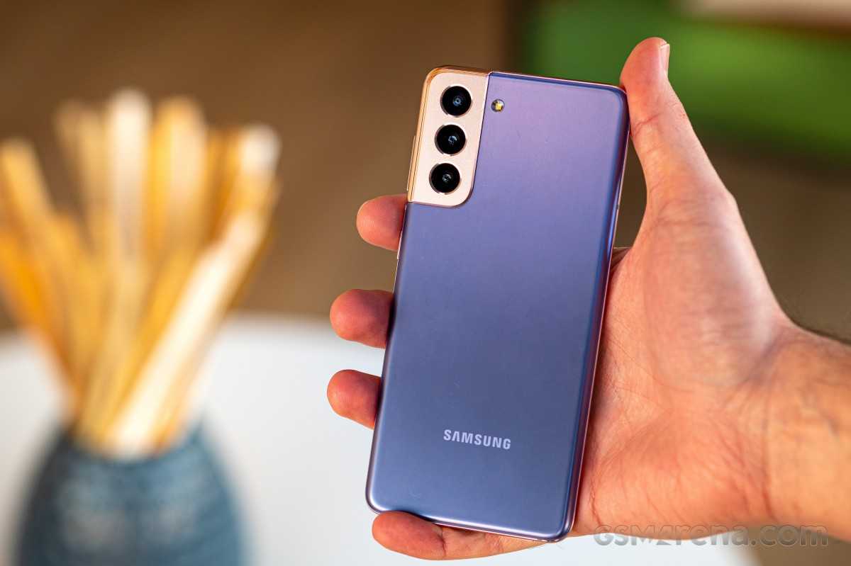 পানিতে ডুবে রাখলেও কিছুই হবে না Samsung Galaxy S21 5G ফোনের ৷ জানতে হলে রিভিউ করেন