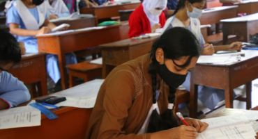 Exam Update: শিক্ষার্থীরা কেন্দ্রে অভিবাবকদের আনতে পারবে না (বিস্তারিত পড়ুন)