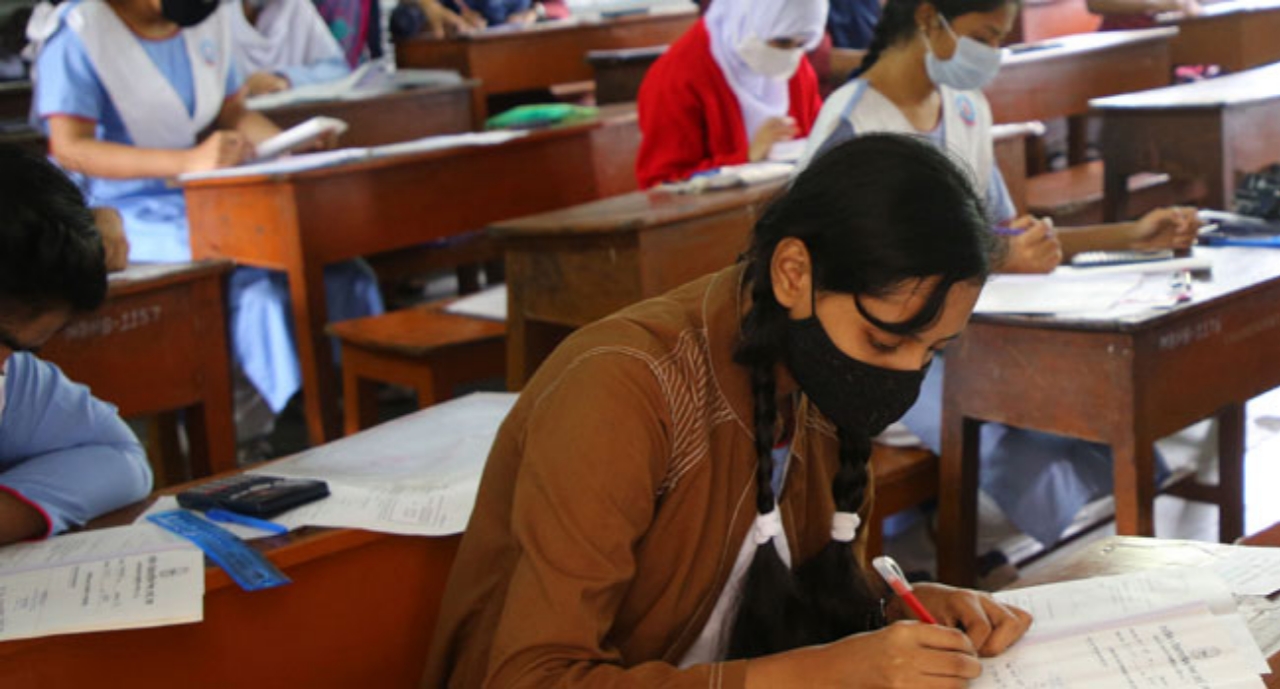 Exam Update: শিক্ষার্থীরা কেন্দ্রে অভিবাবকদের আনতে পারবে না (বিস্তারিত পড়ুন)